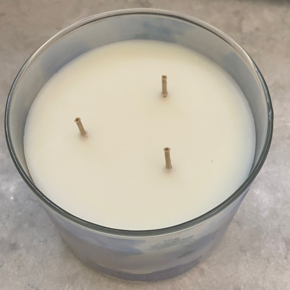 White Barn Under the Magnolia Tree Candle (14.5 oz). Never used. NWT - Picture 2 of 5